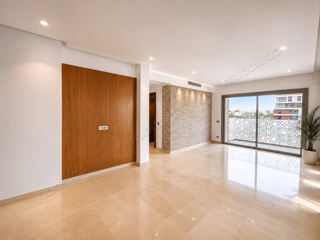 Beautiful empty apartment with 3 rooms for rent in CFC
