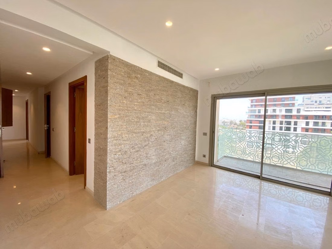 Beautiful empty apartment with 3 rooms for rent in CFC