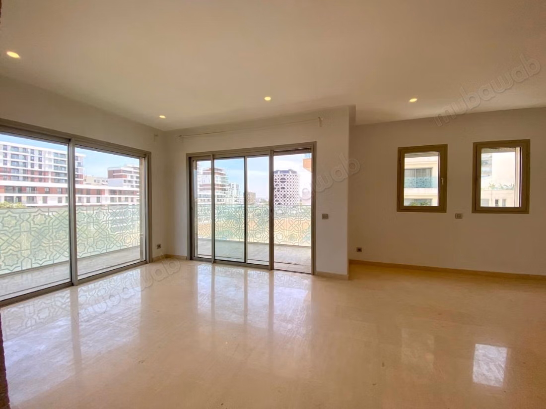 Beautiful empty apartment with 3 rooms for rent in CFC