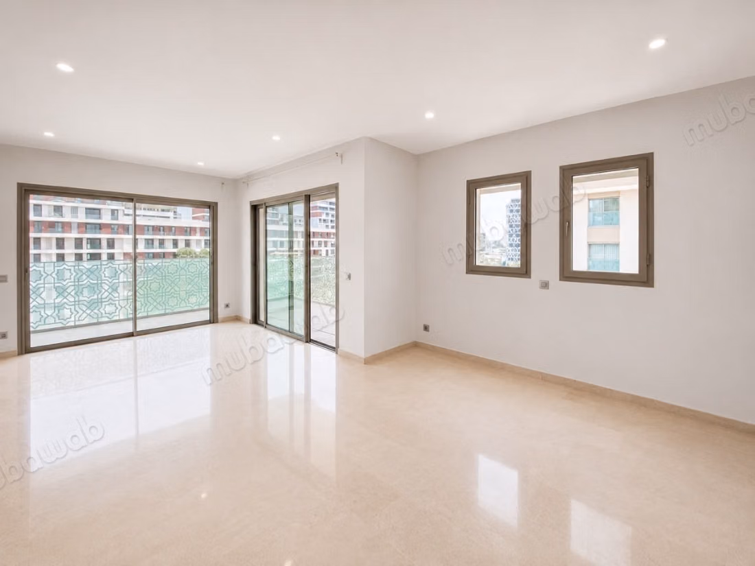 Beautiful empty apartment with 3 rooms for rent in CFC