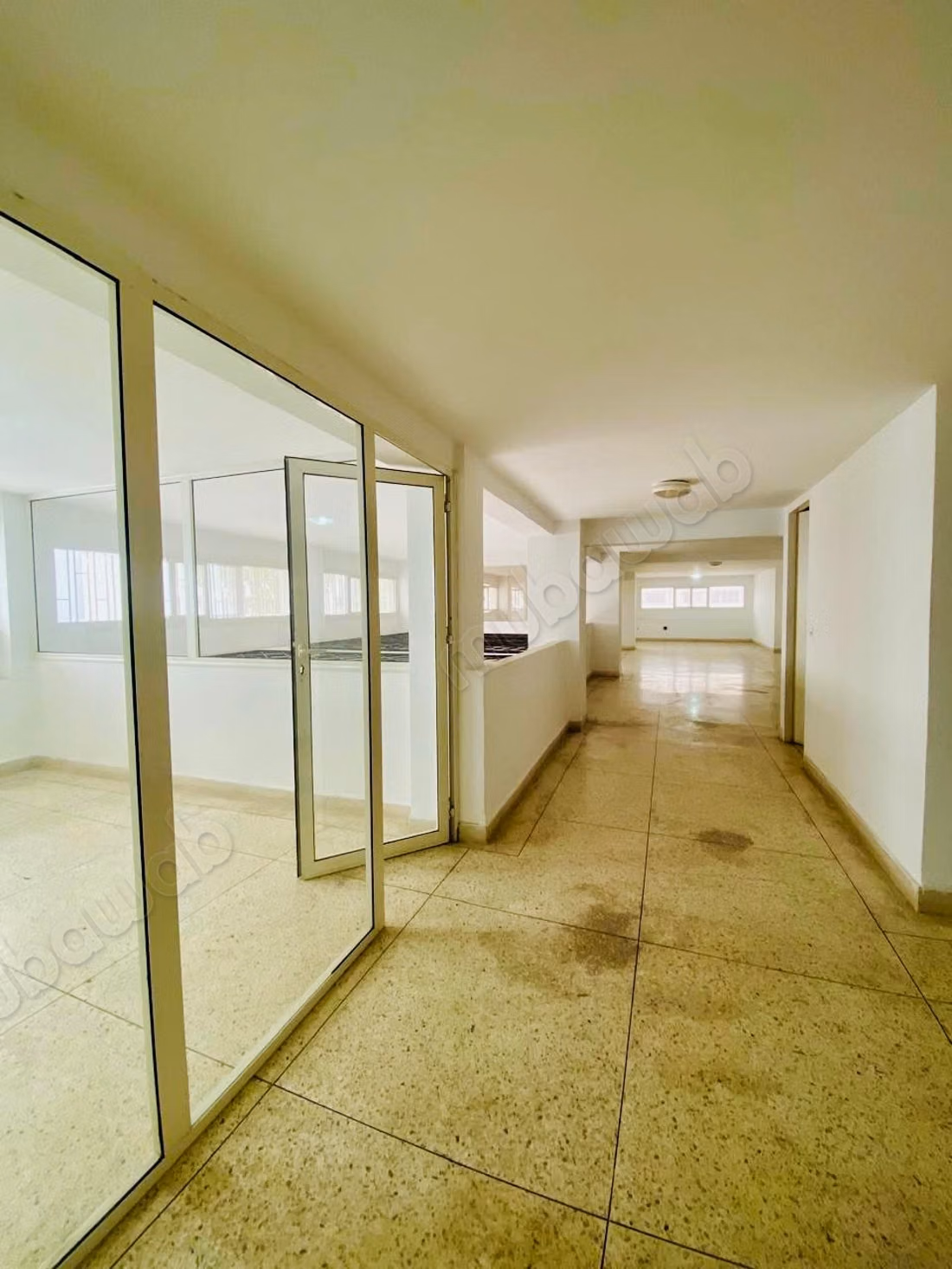 Local commercial d'angle à Vendre 
CIL 329m2