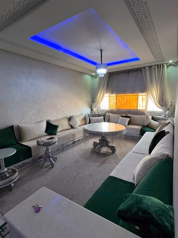 Appartement de vacances à louer à Hay Salam. 2 chambres. Salon Marocain, sécurité