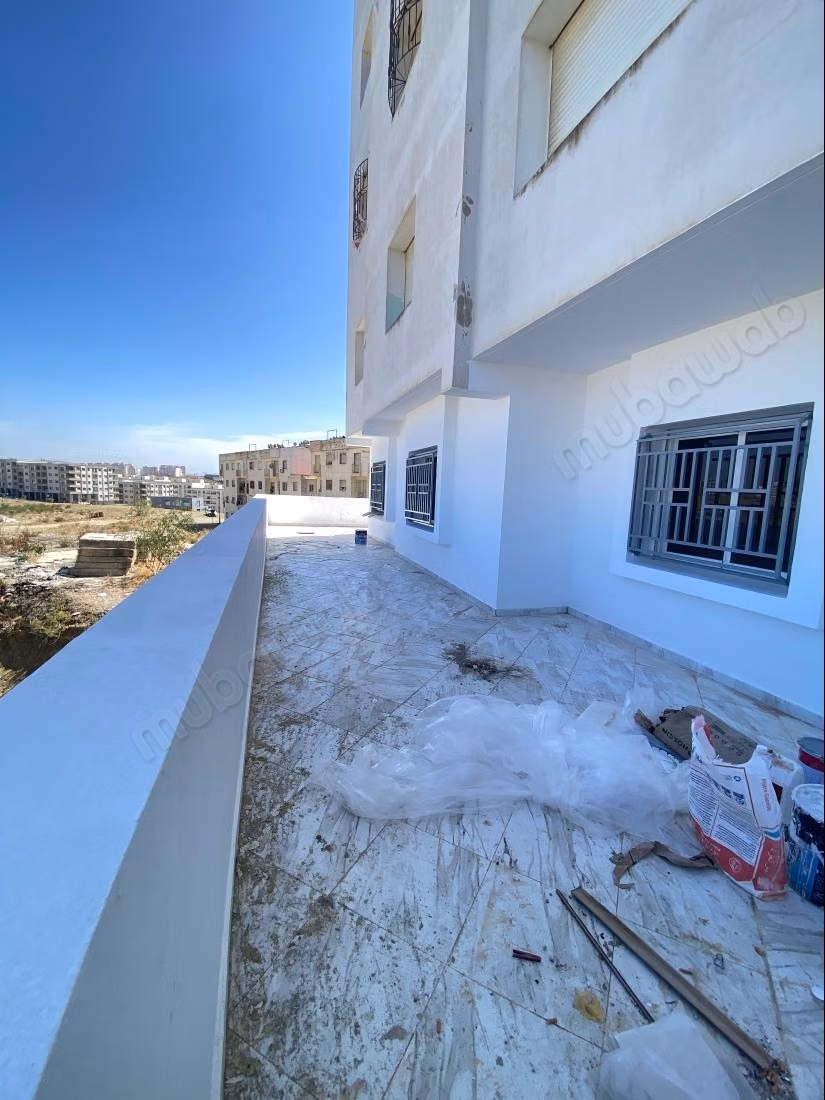 Très bel appartement vide avec grand terrasse à louer à aswak salam 
tanger