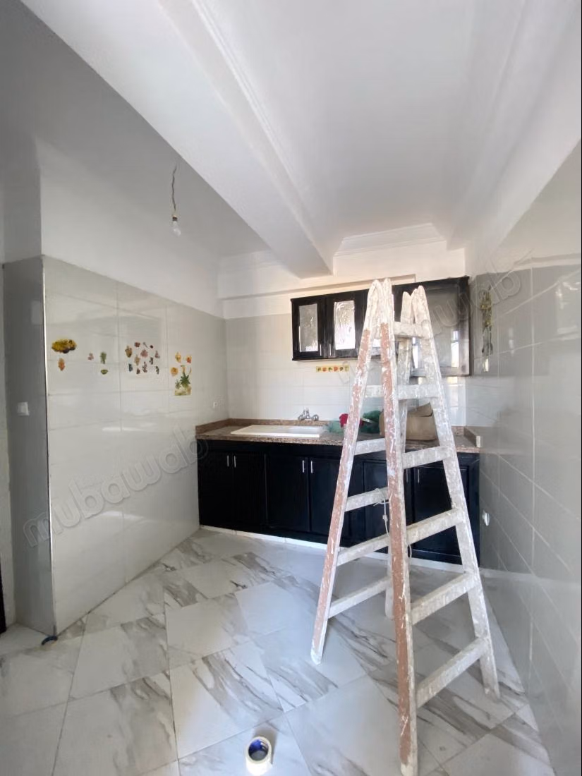 Très bel appartement vide avec grand terrasse à louer à aswak salam 
tanger