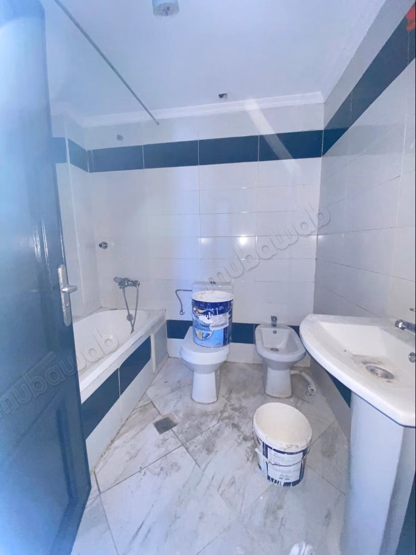 Très bel appartement vide avec grand terrasse à louer à aswak salam 
tanger