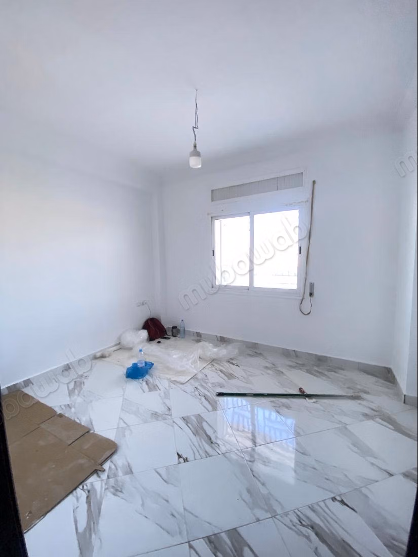 Très bel appartement vide avec grand terrasse à louer à aswak salam 
tanger