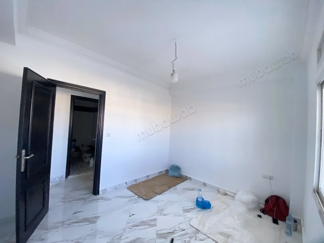 Très bel appartement vide avec grand terrasse à louer à aswak salam 
tanger