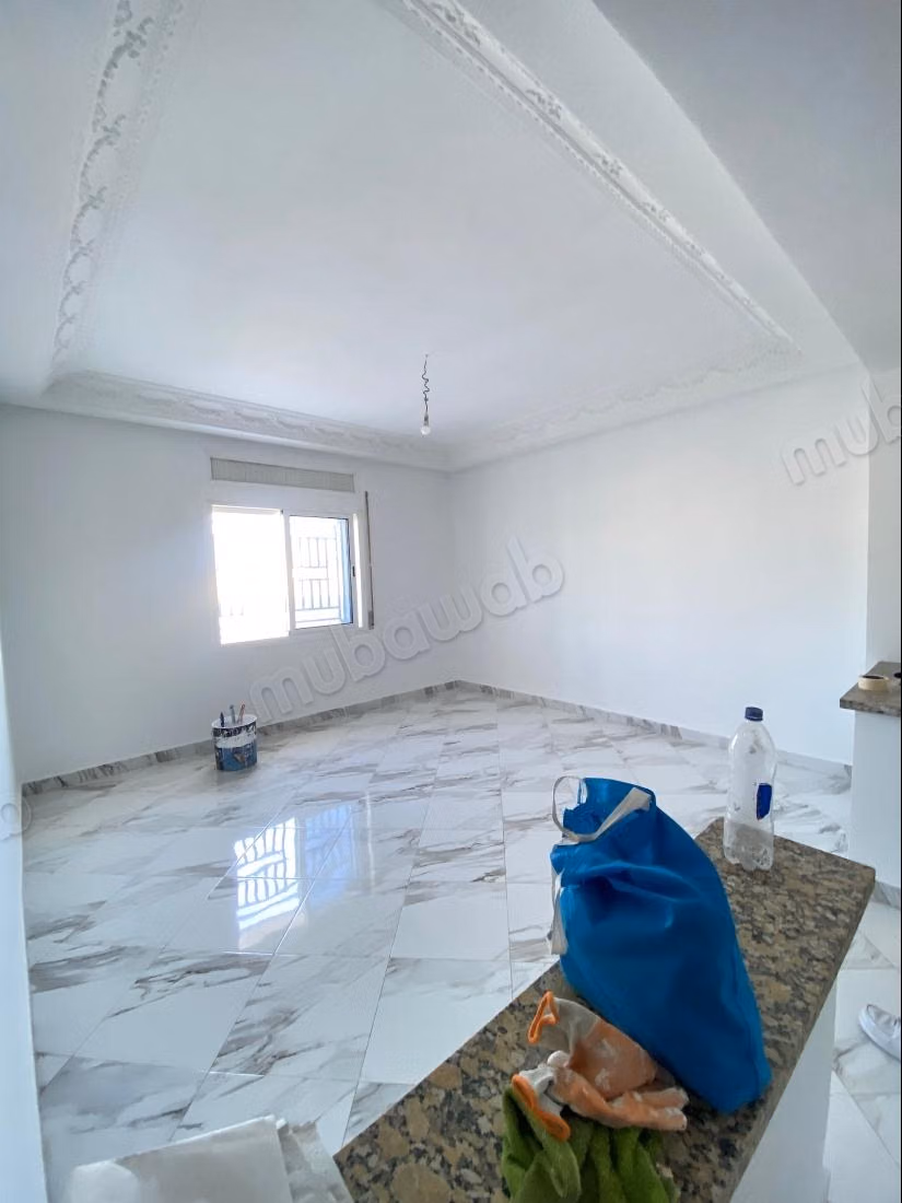 Très bel appartement vide avec grand terrasse à louer à aswak salam 
tanger