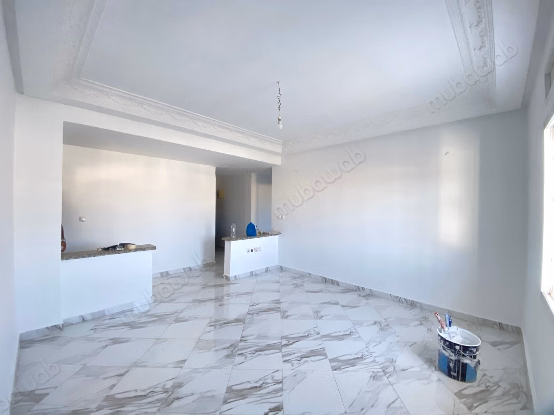 Très bel appartement vide avec grand terrasse à louer à aswak salam 
tanger
