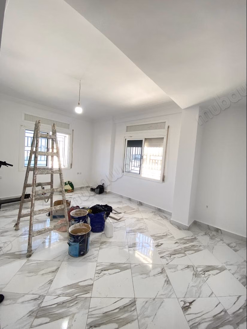Très bel appartement vide avec grand terrasse à louer à aswak salam 
tanger