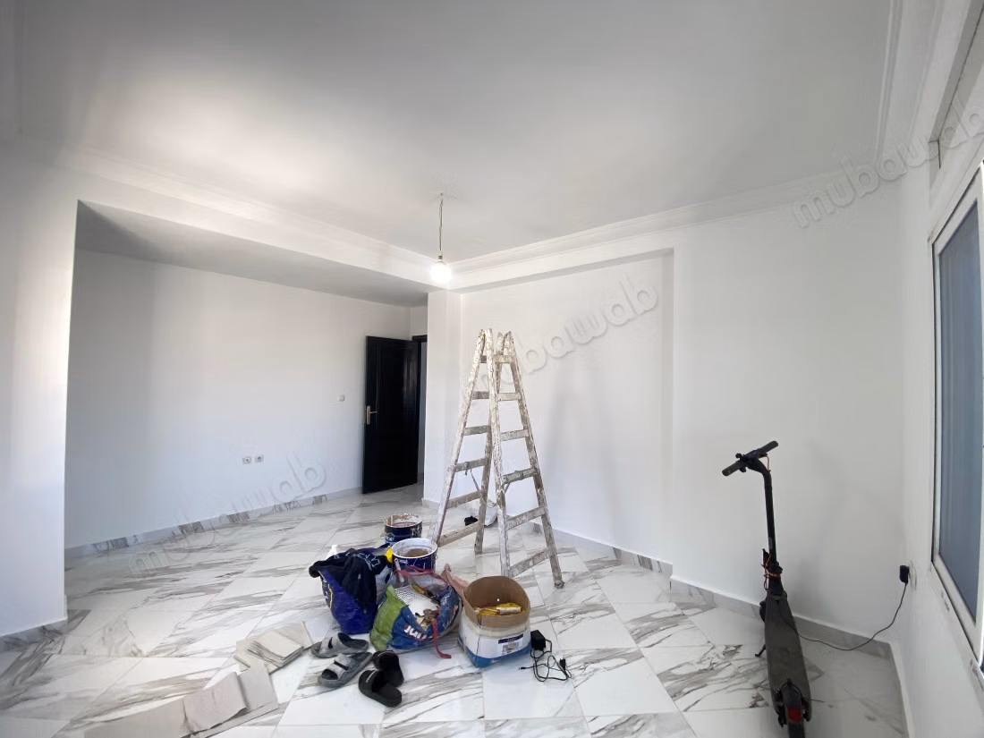 Très bel appartement vide avec grand terrasse à louer à aswak salam 
tanger