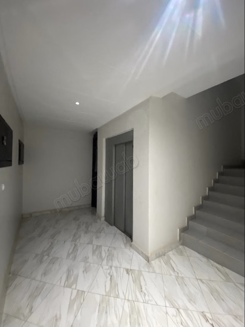 Très bel appartement vide avec grand terrasse à louer à aswak salam 
tanger