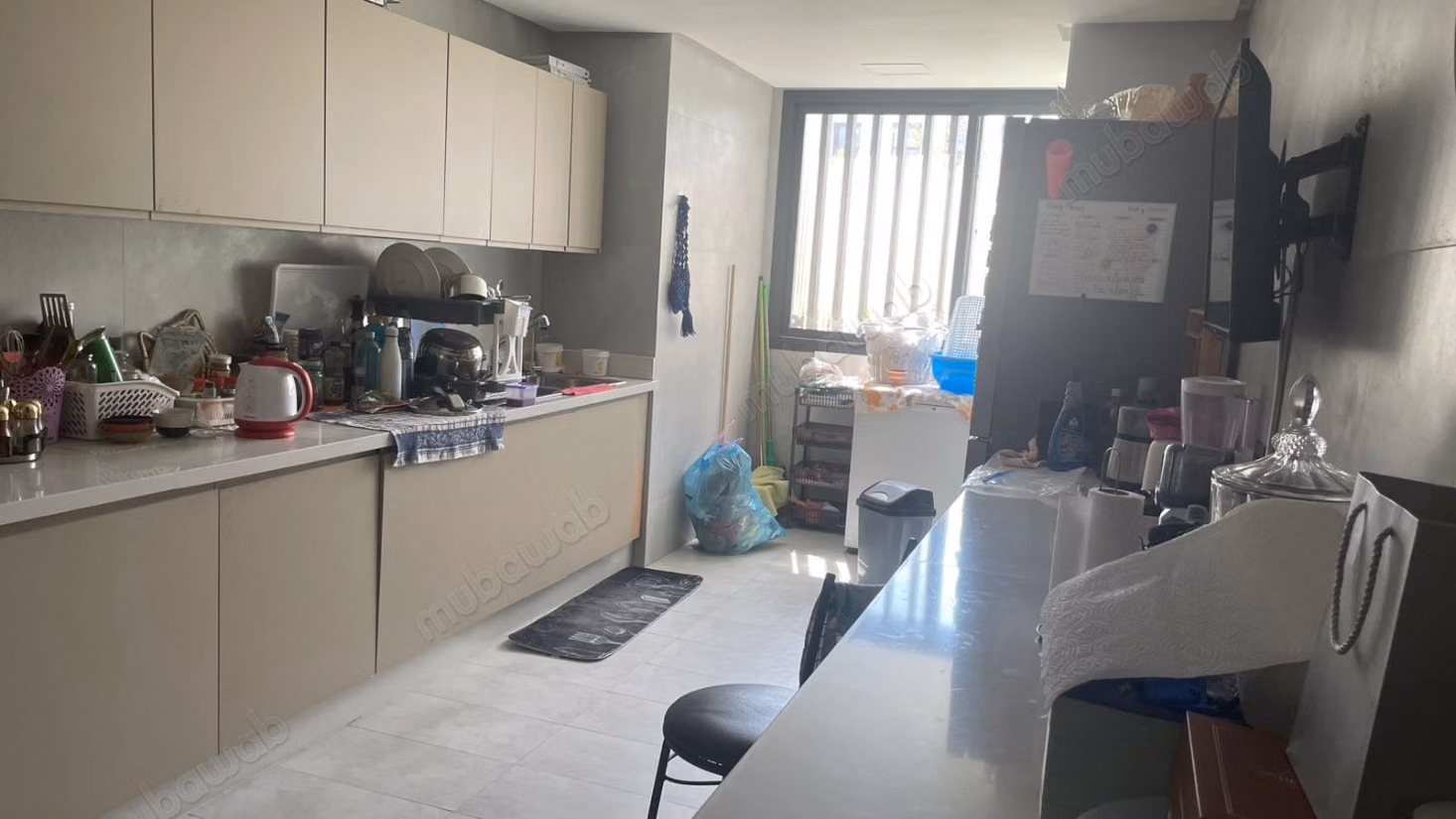 Très beau rez de jardin en location à Ville Verte. 
Surface totale 207 m². 
Bien meublé