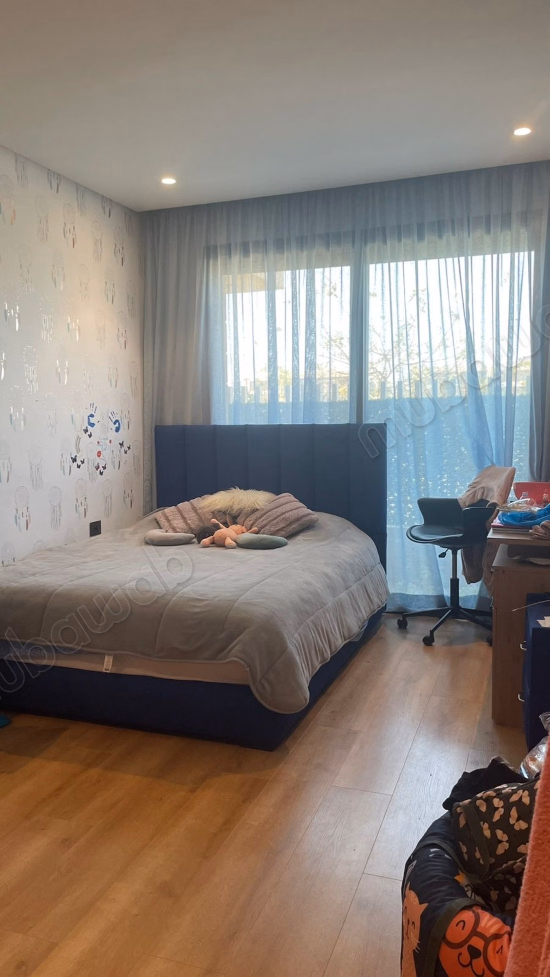 Très beau rez de jardin en location à Ville Verte. 
Surface totale 207 m². 
Bien meublé