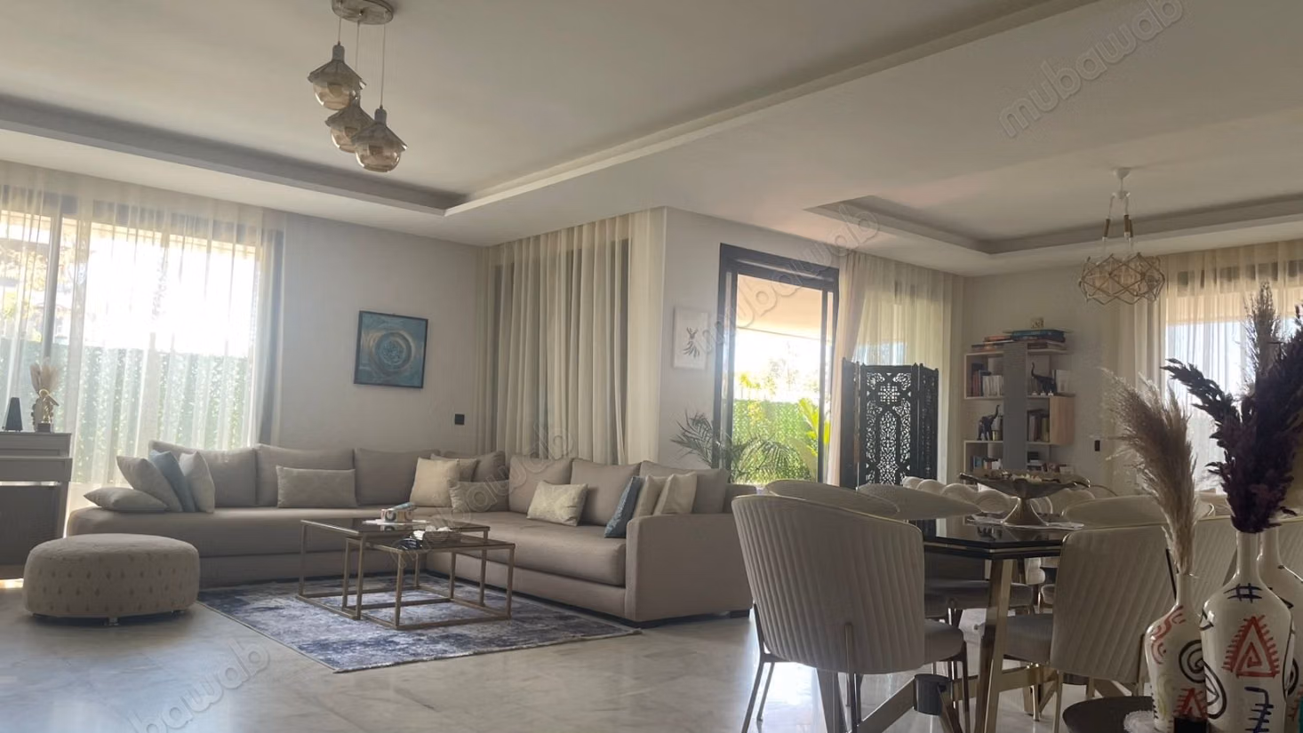Très beau rez de jardin en location à Ville Verte. 
Surface totale 207 m². 
Bien meublé