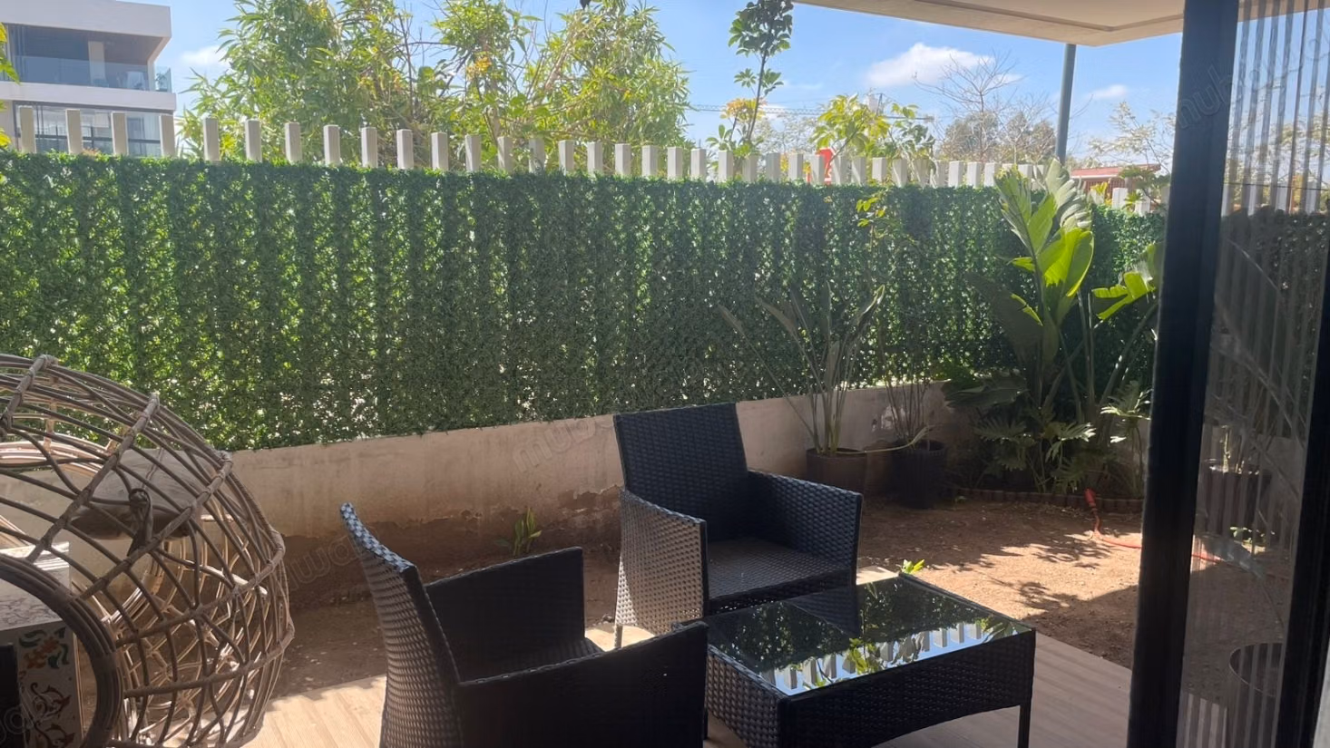 Très beau rez de jardin en location à Ville Verte. 
Surface totale 207 m². 
Bien meublé