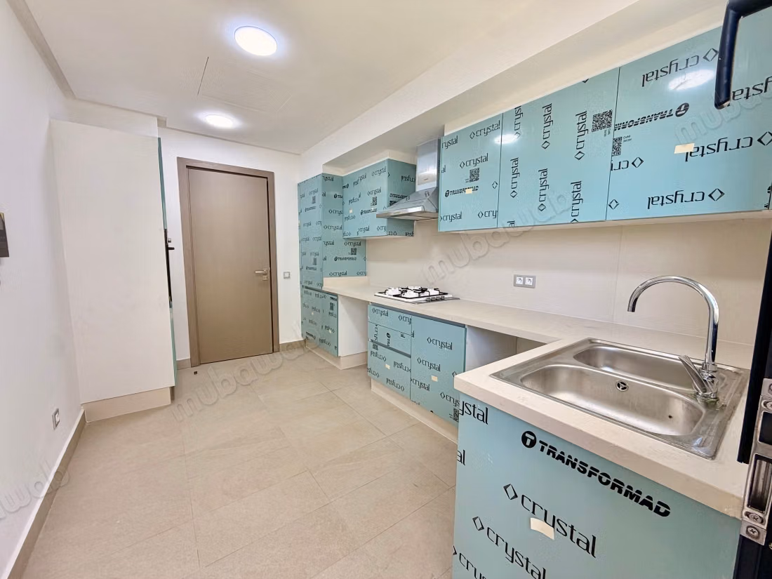Appartement à louer à Ain Diab Extension. 3 belles chambres. Système de parabole et résidence sécurisée