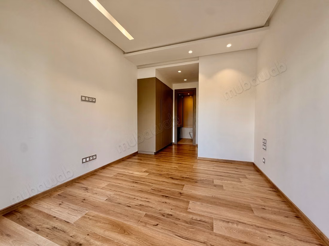 Appartement à louer à Ain Diab Extension. 3 belles chambres. Système de parabole et résidence sécurisée