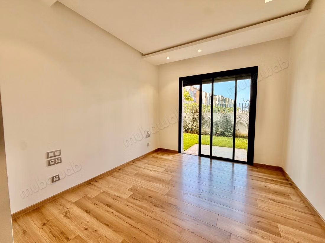 Appartement à louer à Ain Diab Extension. 3 belles chambres. Système de parabole et résidence sécurisée