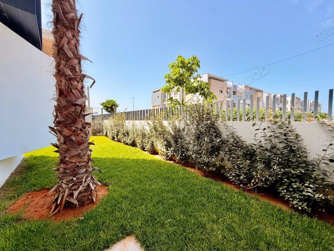 Appartement à louer à Ain Diab Extension. 3 belles chambres. Système de parabole et résidence sécurisée