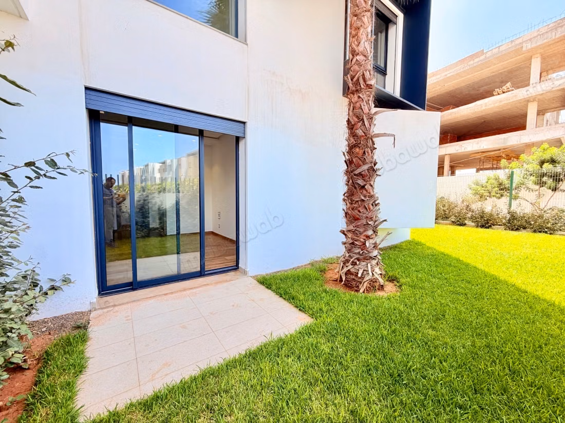 Appartement à louer à Ain Diab Extension. 3 belles chambres. Système de parabole et résidence sécurisée