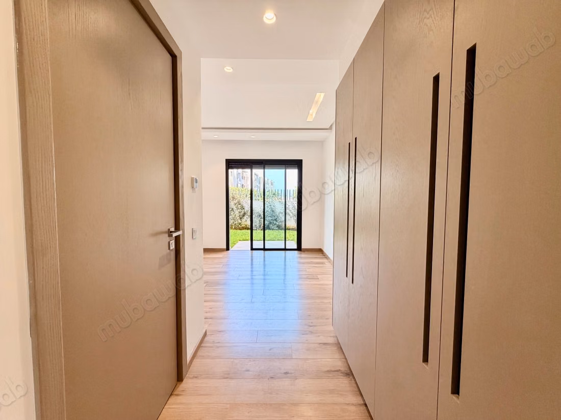 Appartement à louer à Ain Diab Extension. 3 belles chambres. Système de parabole et résidence sécurisée