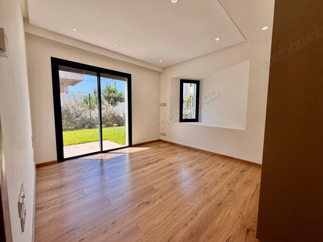 Appartement à louer à Ain Diab Extension. 3 belles chambres. Système de parabole et résidence sécurisée