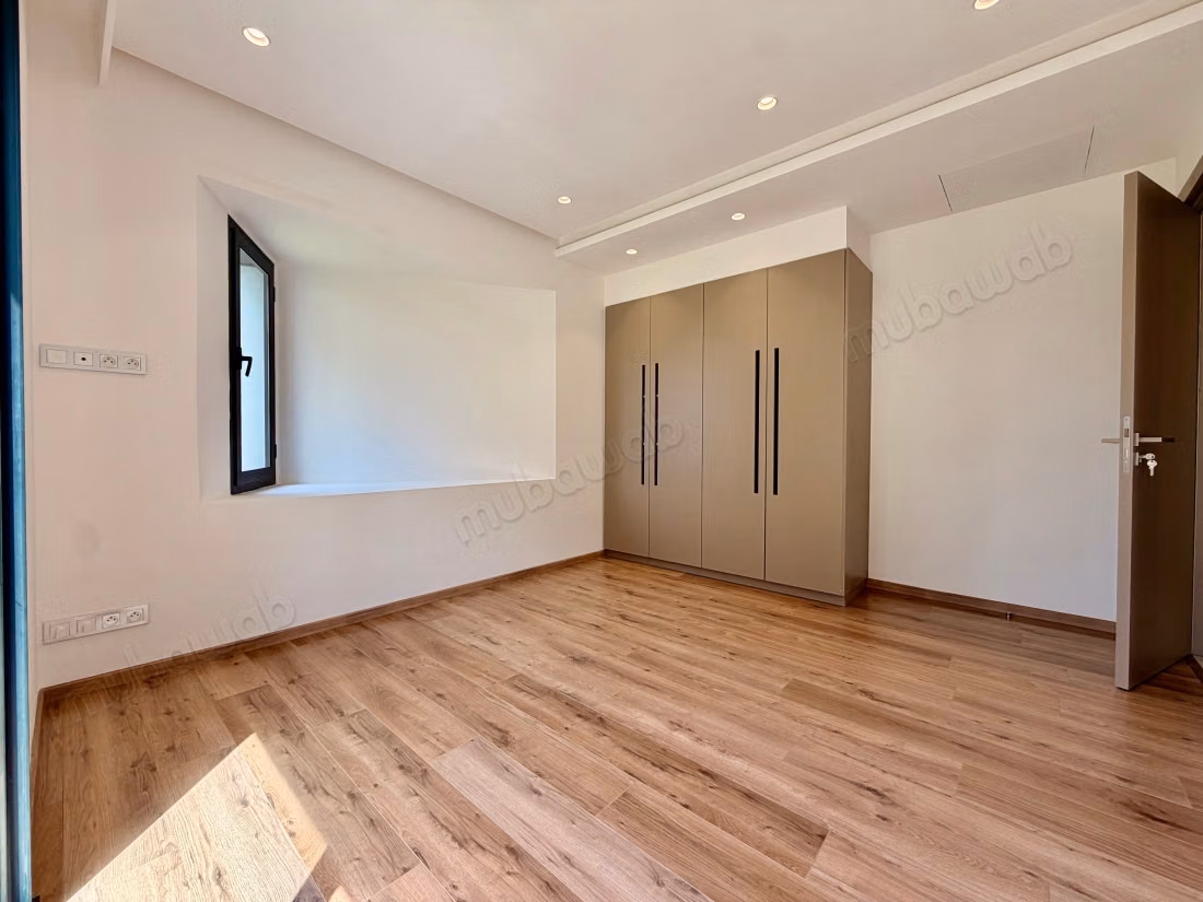 Appartement à louer à Ain Diab Extension. 3 belles chambres. Système de parabole et résidence sécurisée