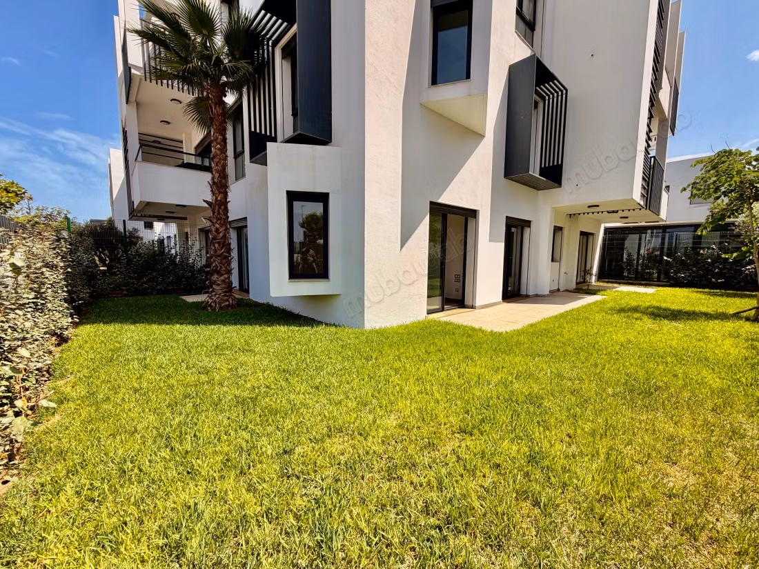 Appartement à louer à Ain Diab Extension. 3 belles chambres. Système de parabole et résidence sécurisée