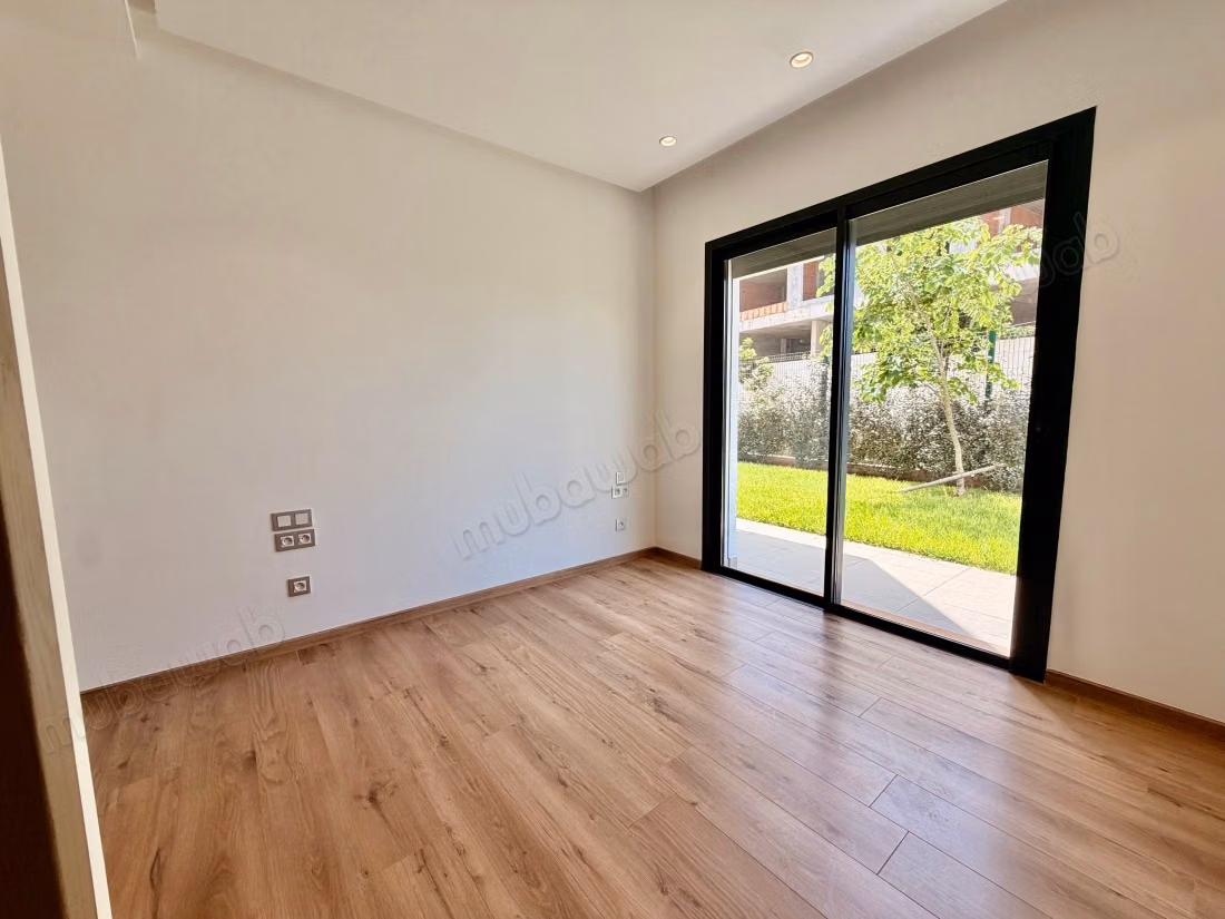 Appartement à louer à Ain Diab Extension. 3 belles chambres. Système de parabole et résidence sécurisée