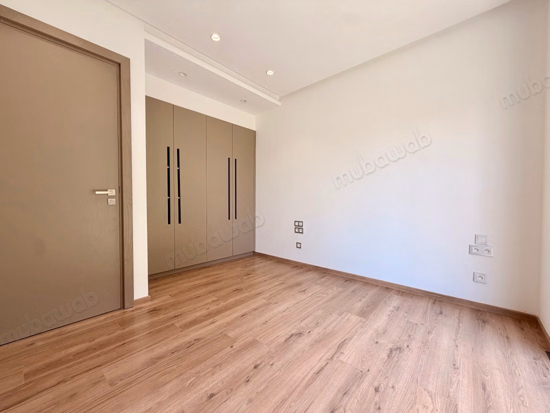Appartement à louer à Ain Diab Extension. 3 belles chambres. Système de parabole et résidence sécurisée