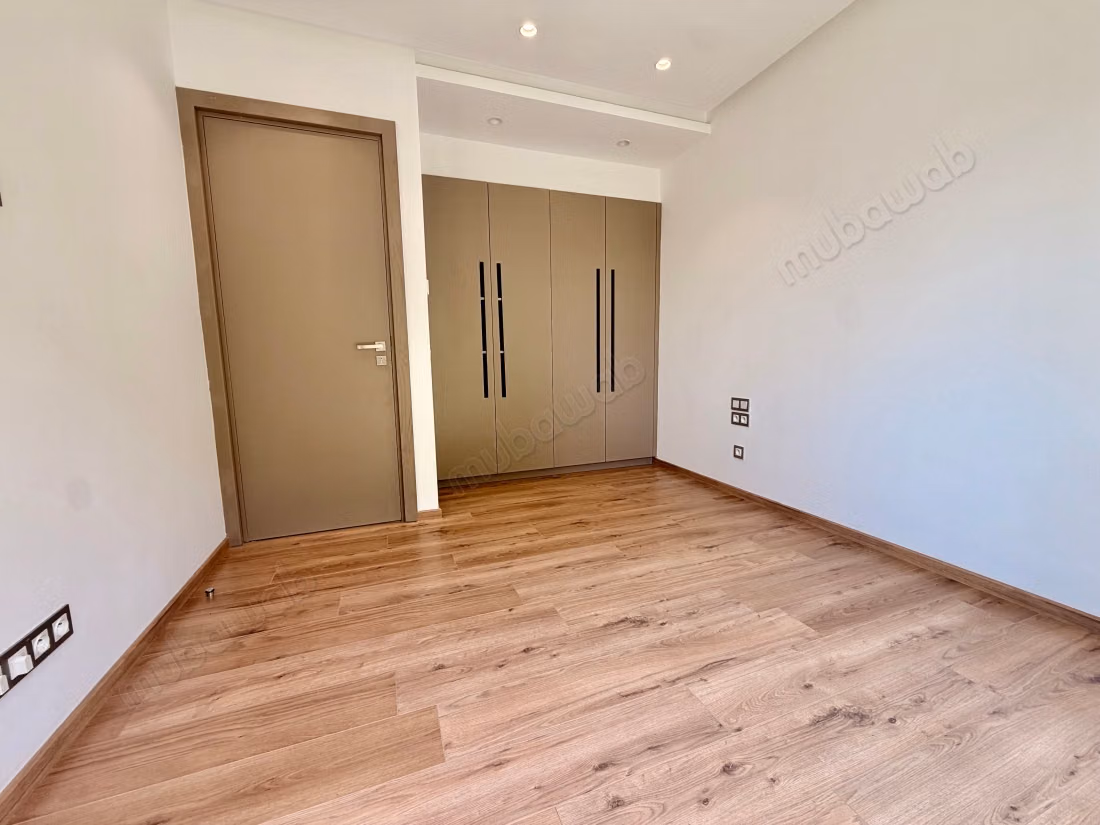 Appartement à louer à Ain Diab Extension. 3 belles chambres. Système de parabole et résidence sécurisée
