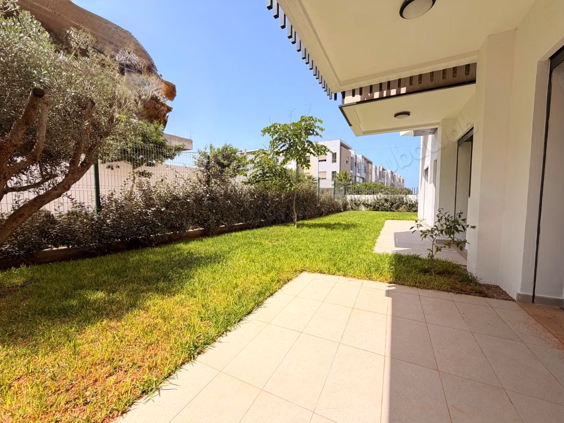 Appartement à louer à Ain Diab Extension. 3 belles chambres. Système de parabole et résidence sécurisée