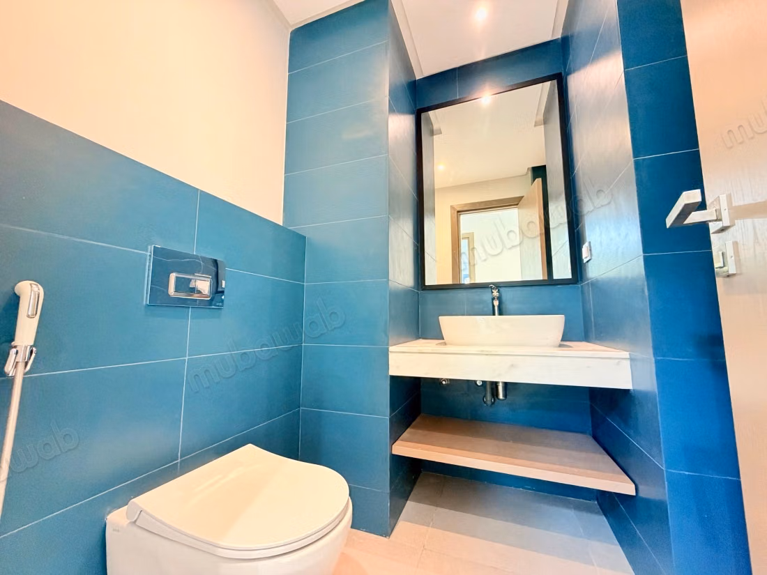 Appartement à louer à Ain Diab Extension. 3 belles chambres. Système de parabole et résidence sécurisée