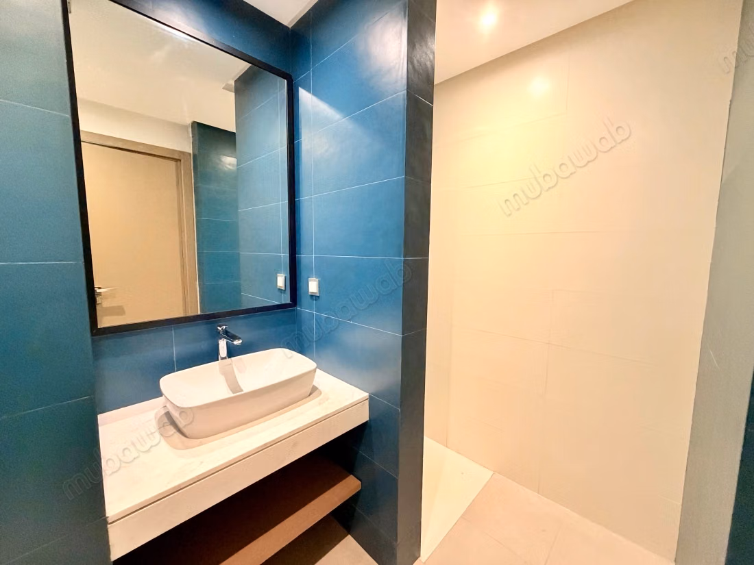 Appartement à louer à Ain Diab Extension. 3 belles chambres. Système de parabole et résidence sécurisée