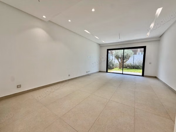 Appartement à louer à Ain Diab Extension. 3 belles chambres. Système de parabole et résidence sécurisée
