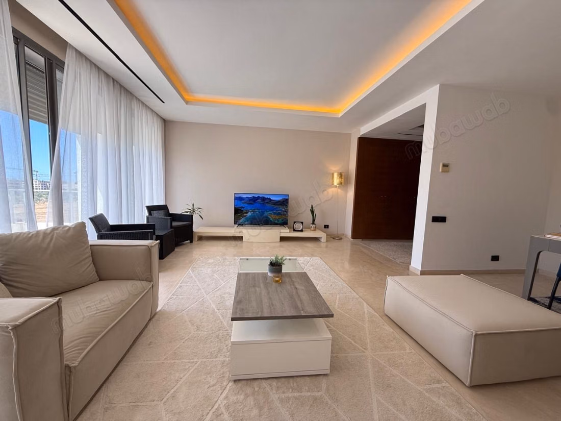 Appartement à louer à Souissi. 3 grandes pièces. Meublé