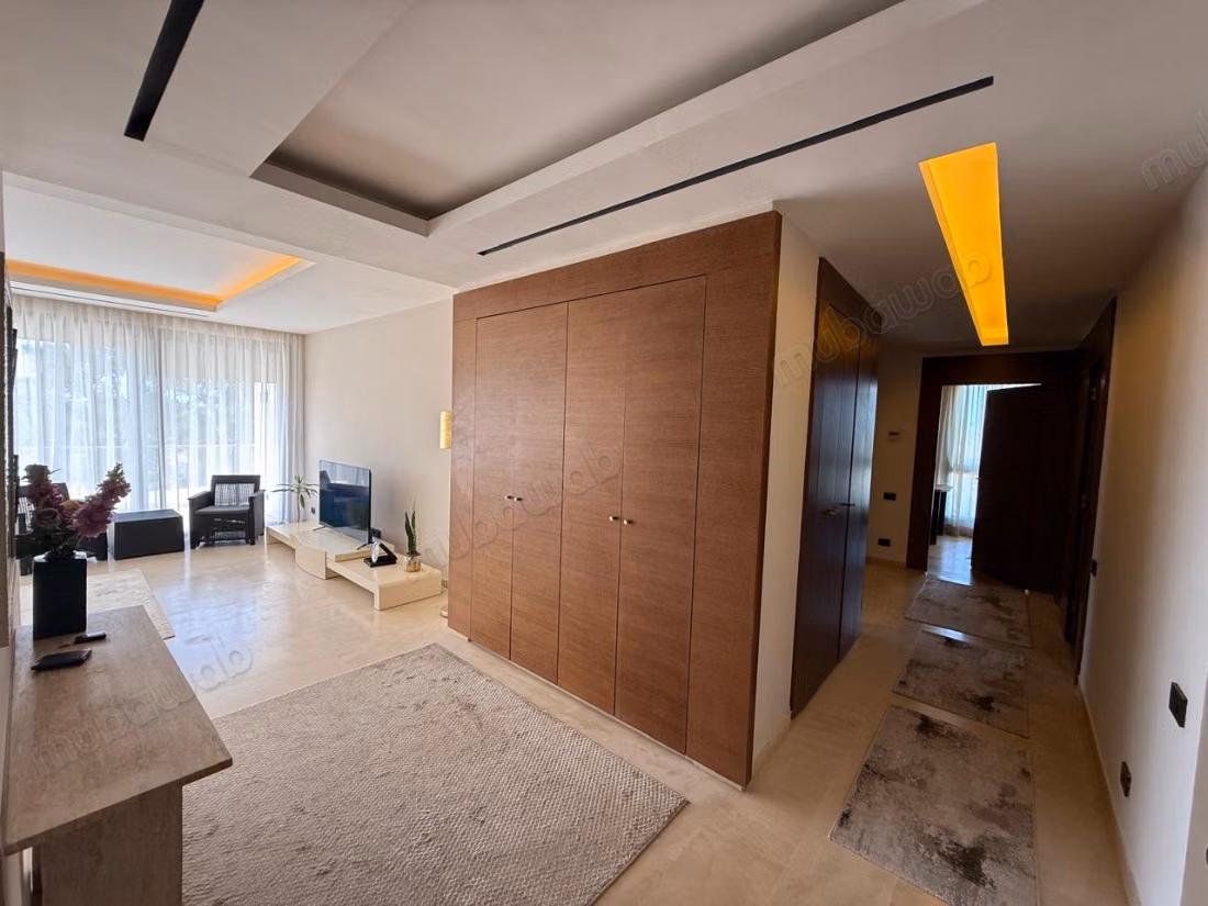 Appartement à louer à Souissi. 3 grandes pièces. Meublé