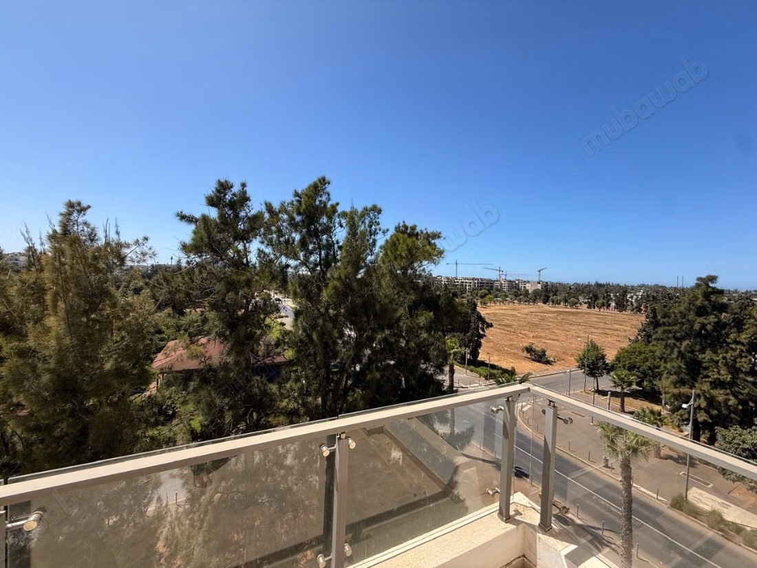 Appartement à louer à Souissi. 3 grandes pièces. Meublé