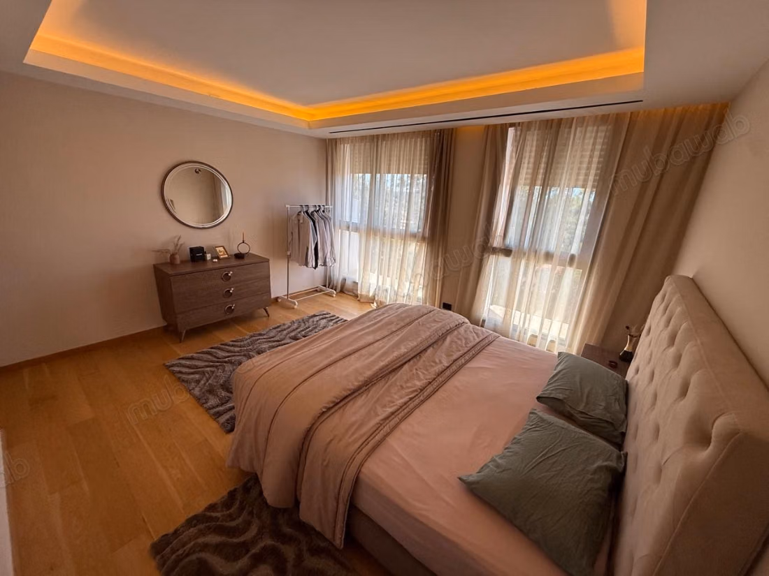 Appartement à louer à Souissi. 3 grandes pièces. Meublé