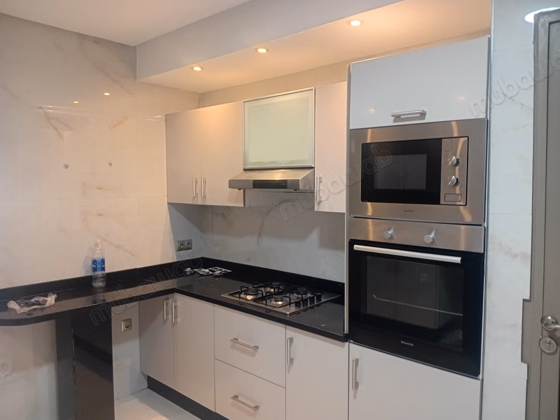 Very beautiful empty apartment with terrace Princess