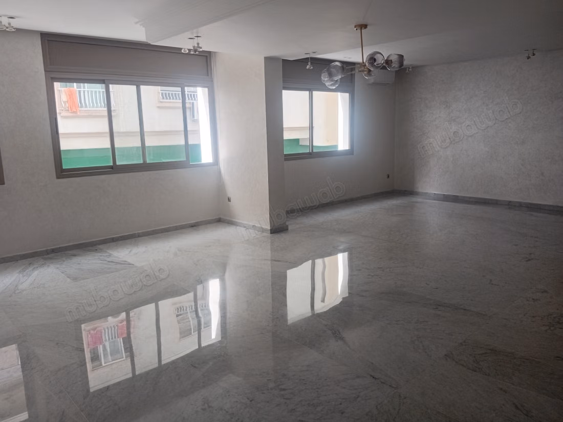 Very beautiful empty apartment with terrace Princess