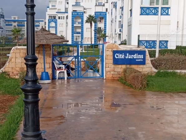 Appartement en vente à Martil. 2 grandes pièces. Prestation de conciergerie, belle Piscine