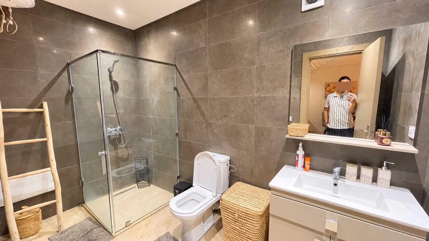 Studio 80m² Meublé Av. Hassan II 
Face Gare