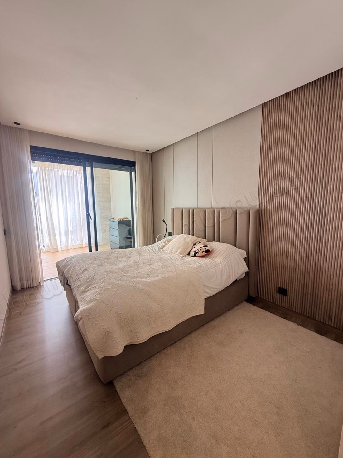 Alquiler amueblado de un hermoso dúplex nuevo, muy soleado y sin vecinos, compuesto en el primer nivel por una sala de estar, comedor, terraza, baño de invitados, cocina y lavandería 2º nivel: dormitorio principal con baño y vestidor, dormitorio con ducha, gran terraza 2 plazas de aparcamiento en el sótano Alquiler 28000 DH