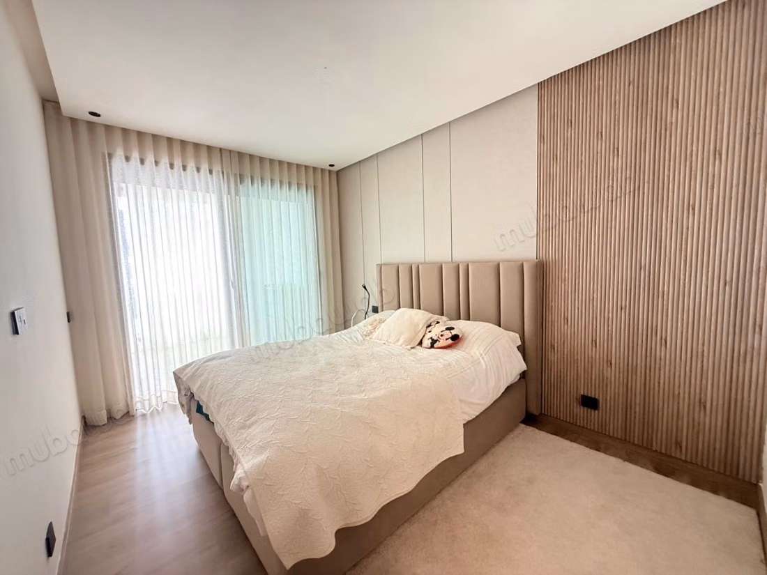 Alquiler amueblado de un hermoso dúplex nuevo, muy soleado y sin vecinos, compuesto en el primer nivel por una sala de estar, comedor, terraza, baño de invitados, cocina y lavandería 2º nivel: dormitorio principal con baño y vestidor, dormitorio con ducha, gran terraza 2 plazas de aparcamiento en el sótano Alquiler 28000 DH