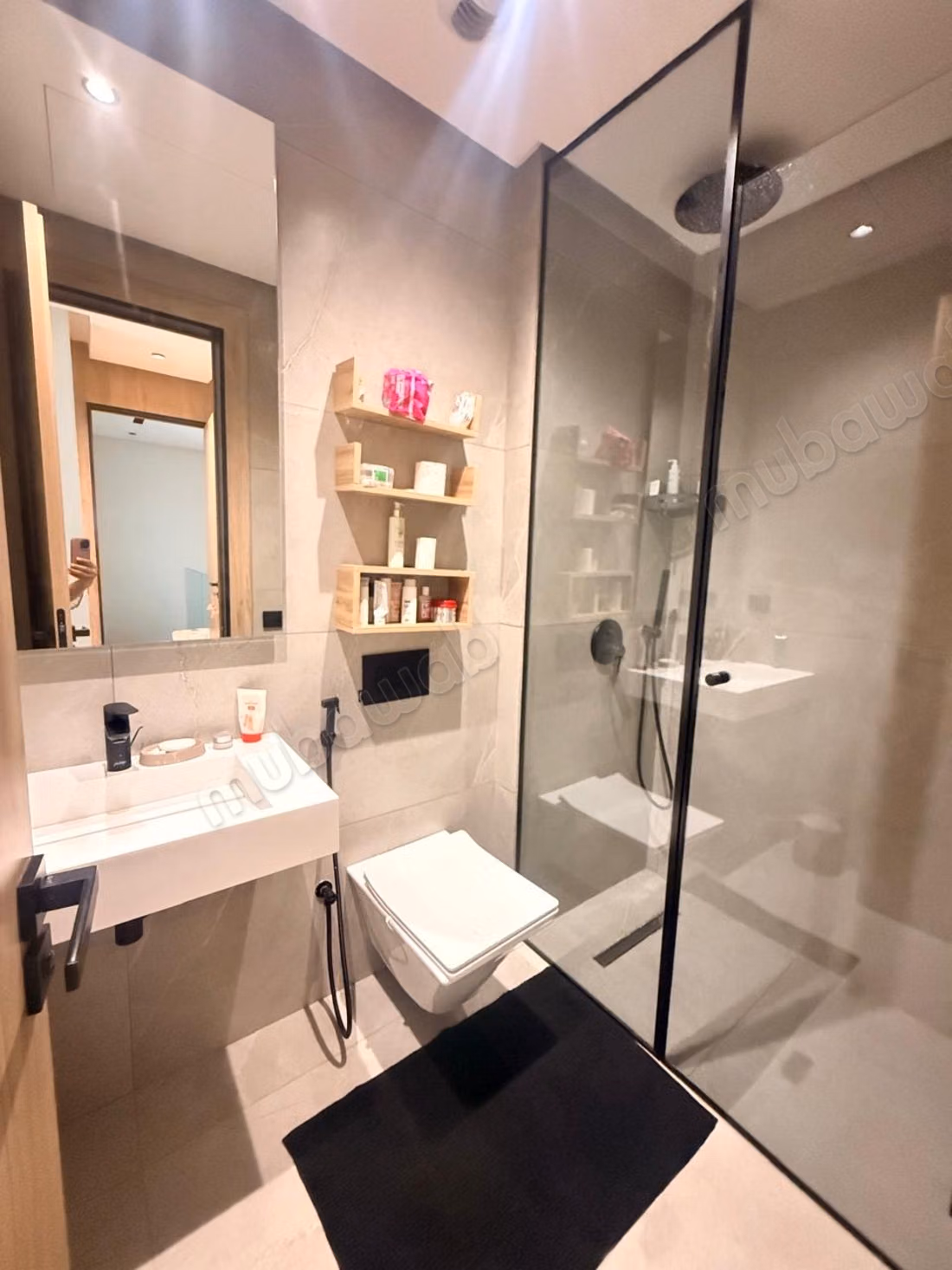 Alquiler amueblado de un hermoso dúplex nuevo, muy soleado y sin vecinos, compuesto en el primer nivel por una sala de estar, comedor, terraza, baño de invitados, cocina y lavandería 2º nivel: dormitorio principal con baño y vestidor, dormitorio con ducha, gran terraza 2 plazas de aparcamiento en el sótano Alquiler 28000 DH