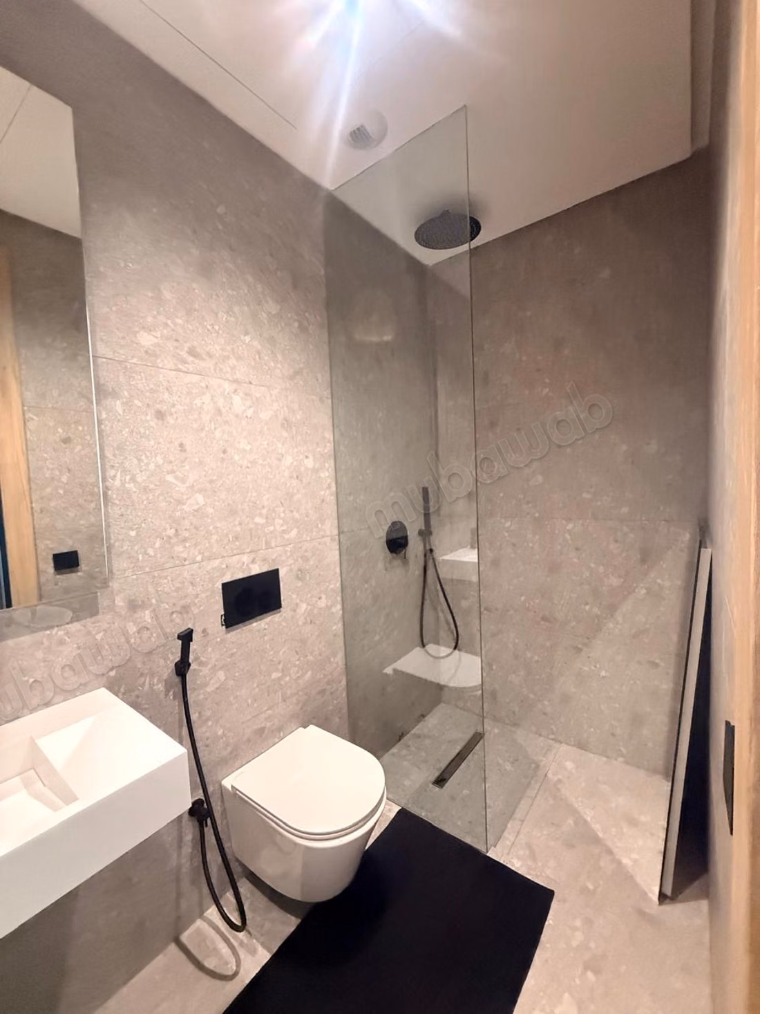 Alquiler amueblado de un hermoso dúplex nuevo, muy soleado y sin vecinos, compuesto en el primer nivel por una sala de estar, comedor, terraza, baño de invitados, cocina y lavandería 2º nivel: dormitorio principal con baño y vestidor, dormitorio con ducha, gran terraza 2 plazas de aparcamiento en el sótano Alquiler 28000 DH