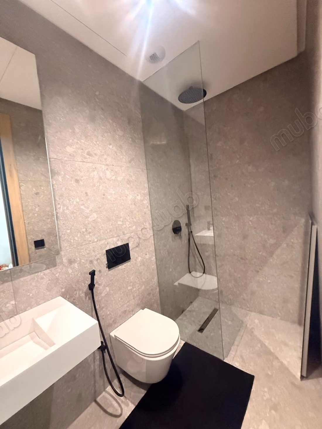 Alquiler amueblado de un hermoso dúplex nuevo, muy soleado y sin vecinos, compuesto en el primer nivel por una sala de estar, comedor, terraza, baño de invitados, cocina y lavandería 2º nivel: dormitorio principal con baño y vestidor, dormitorio con ducha, gran terraza 2 plazas de aparcamiento en el sótano Alquiler 28000 DH