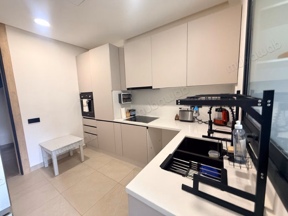 Alquiler amueblado de un hermoso dúplex nuevo, muy soleado y sin vecinos, compuesto en el primer nivel por una sala de estar, comedor, terraza, baño de invitados, cocina y lavandería 2º nivel: dormitorio principal con baño y vestidor, dormitorio con ducha, gran terraza 2 plazas de aparcamiento en el sótano Alquiler 28000 DH
